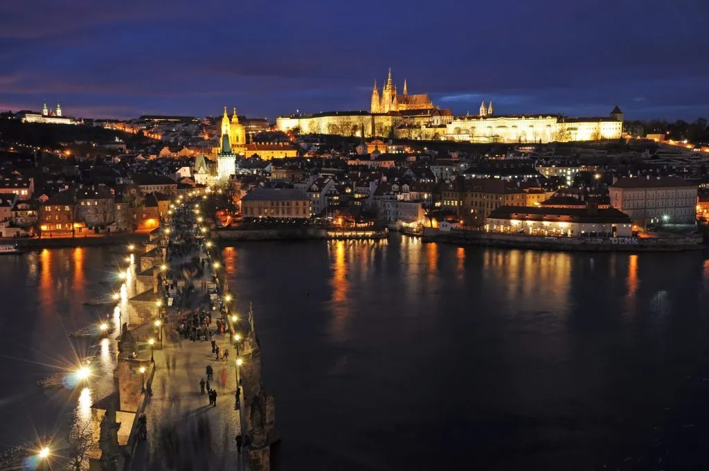 Praag bij nacht